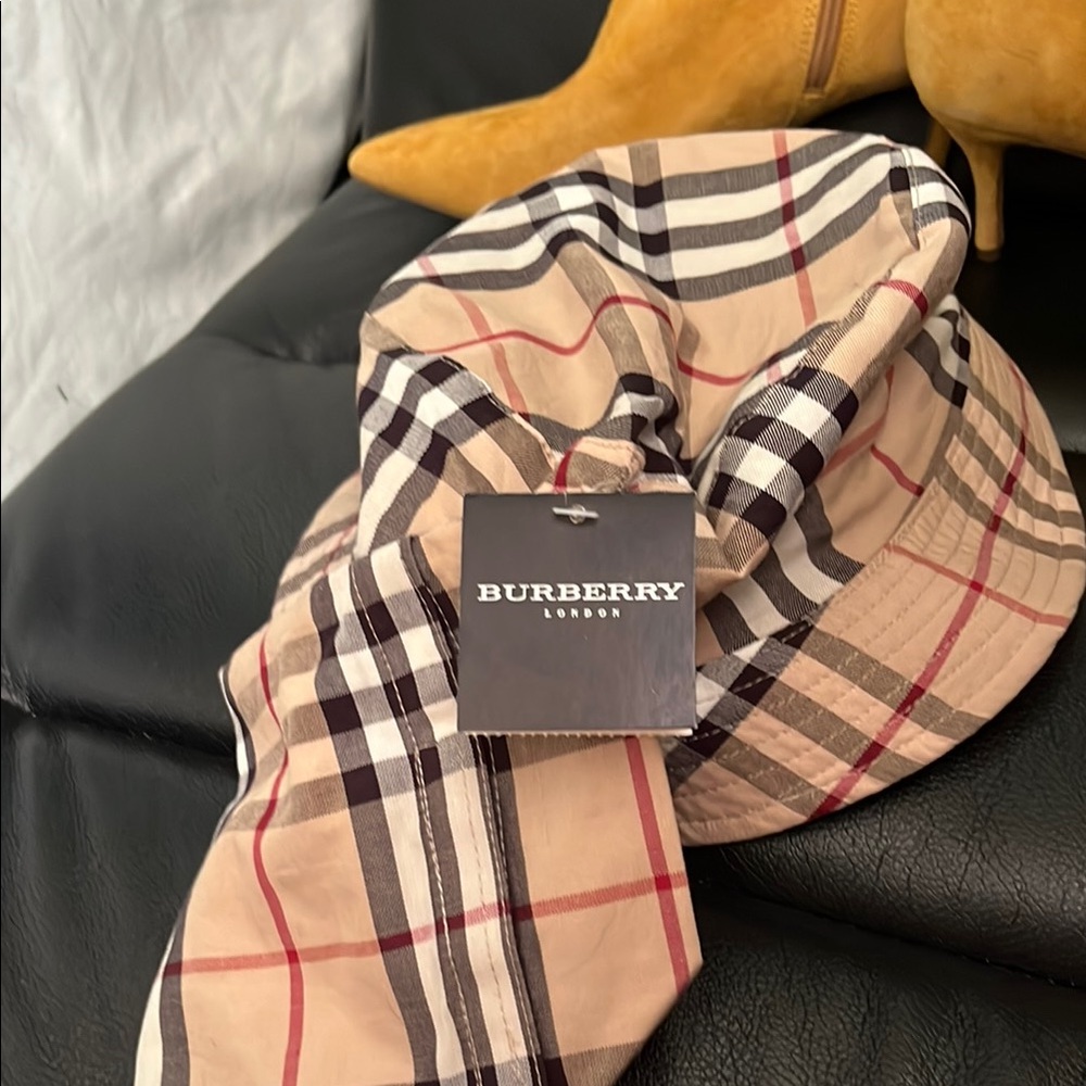 Burberry Tan and Black Hat Classic Curved Brim